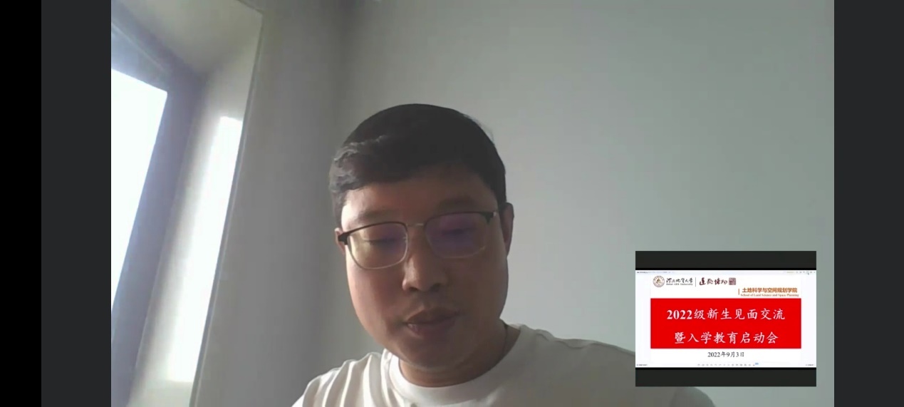 男人戴着眼镜描述已自动生成