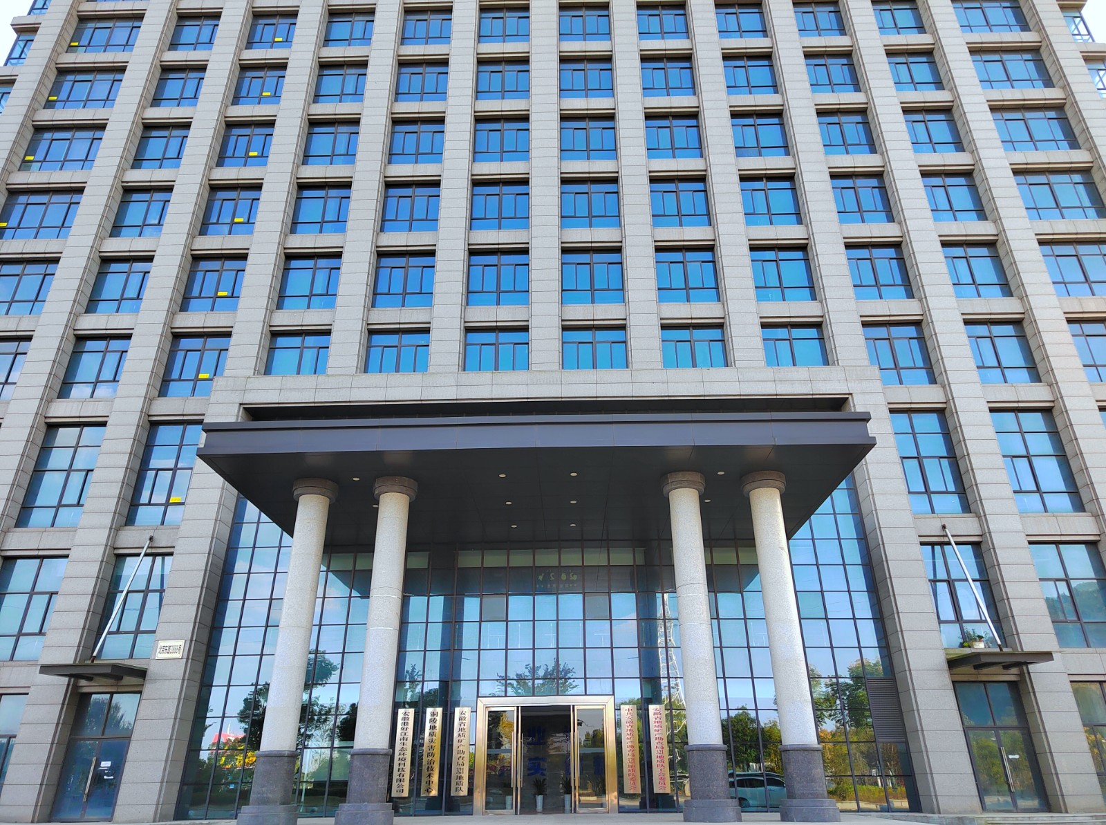 1699929980687000.jpg 正门外观1.jpg